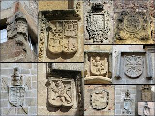Des blasons de Cacérès et de deux pèlerins vus à Salamanca Des blasons de Cacérès et de deux pèlerins vus à Salamanca