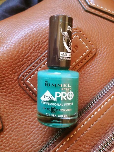 Le vernis Sea Green de Rimmel : un peu de pep's en ce début de printemps Le vernis Sea Green de Rimmel : un peu de pep's en ce début de printemps