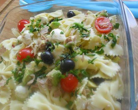 Salade de pâtes papillon /avocat /tomates cerises/thon/olives et mozzarella SAM_2972