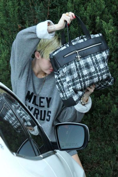 PHOTO Miley Cyrus se cache derrière son sac Chanel, c'est plus classe