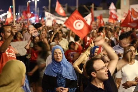 Une Tunisienne pendant les manifestations anti-Ennahda, au Bardo, le 8 août 2013