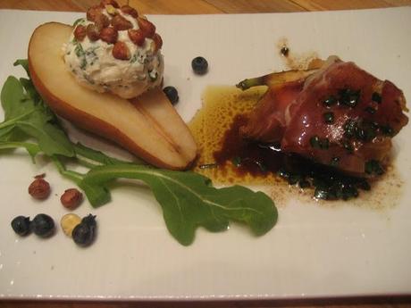 Entrée fruitée d'un soir d'été (figue au prosciutto et poire truffée, bleuets et noisettes)