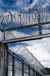 Enceinte de prison (Crédits : x1klima, Creative Commons) Crime et châtiment : une solution juste