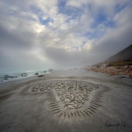 Découvrez le tres beau travail du calligraphe Andrew van der Merwe Andrew van der Merwe - Calligraphie dans le sable