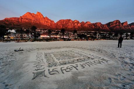 Découvrez le tres beau travail du calligraphe Andrew van der Merwe Andrew van der Merwe - Calligraphie dans le sable