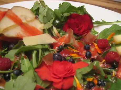 Salade bégonia sur roquette aux petits fruits, fromage et prosciutto à la vinaigrette de bégonia