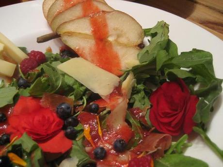 Salade bégonia sur roquette aux petits fruits, fromage et prosciutto à la vinaigrette de bégonia