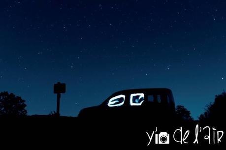 Photo de nuit : une tour et une voiture...