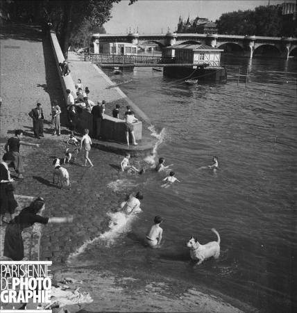Baignade dans la Seine, près du Pont-Neuf. Paris, vers 1935. © Gaston Paris / Roger-Viollet