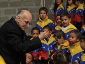 José Antonio Abreu et des enfants du Sistema