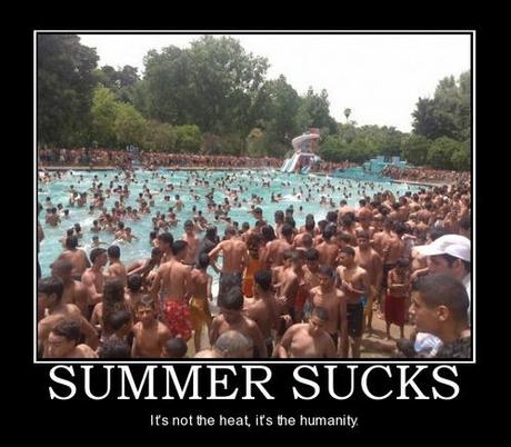 La France en coulisse, ce sont des bisous, plein de bisous piscine un peu pleine