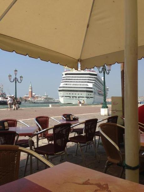 Una nave da crociera, la Carnival Sunshine, ha 'sfiorato' riva Sette Mari, uno dei moli lungo il Canal Grande, in prossimità di Piazza San Marco a Venezia. 