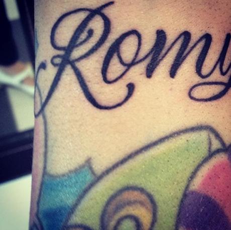 PHOTO Coeur de pirate se fait tatouer le prénom de sa fille Romy