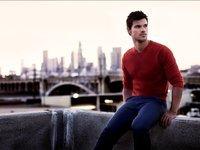 Taylor Lautner pour 'Bench'