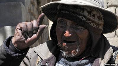 A 123 ans, le doyen de l'humanité mâche des feuilles de coca et fait sa cuisine