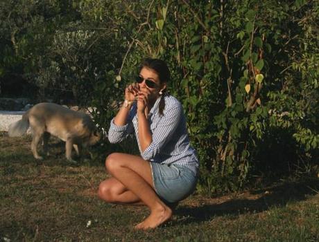 Les pieds dans l’herbe, la tête dans les nuages ! Oui, je mimais un chien en train de manger.