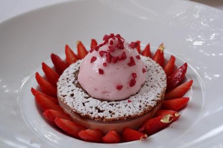 Sablé gourmand aux fraises, espuma au Bugey-Cerdon ©Gourmets&Co Sablé gourmand aux fraises espuma au Bugey Cerdon ©GourmetsCo