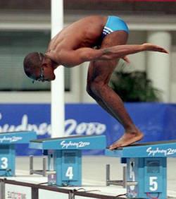 Eric Moussambani nageur de la Guinée lors des Jeux Olympiques de Sydney en natation
