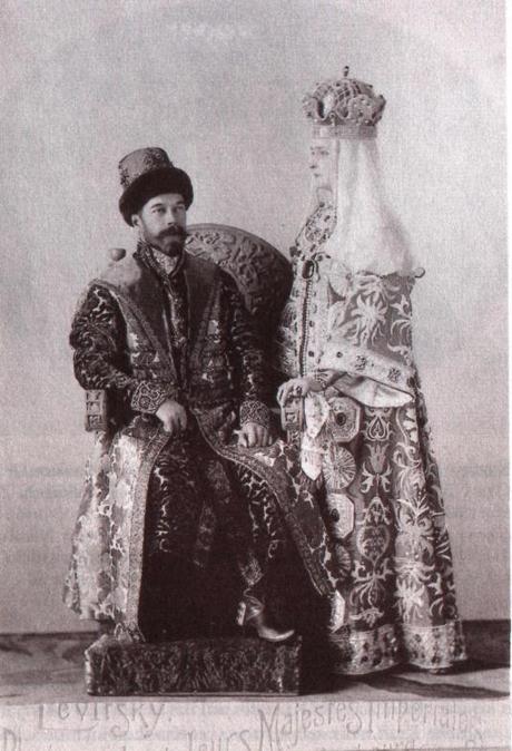 Le tsar Nicolas II et son épouse en costume ancien.