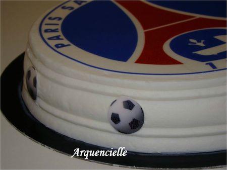 Gâteau PSG détail du tour fait avec un peigne