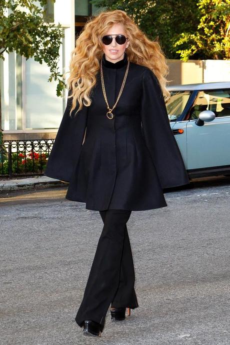 Lady Gaga continue son marathon fashion, cette fois ci en Alexander McQueen...
