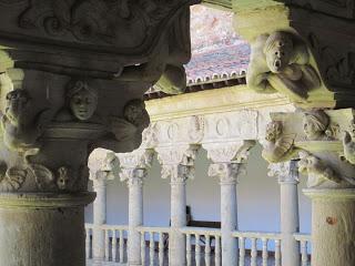 Les reliefs du patio du covento de las duenas de Salamanca Les reliefs du patio du covento de las duenas de Salamanca