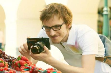 Sony QX10 et QX100 : les objectifs pour iOS et Android se dévoilent (MAJ) DSC-QX100_Lifestyle_02_Xperia-i1_EXP201412E-1200_zps983dabbd
