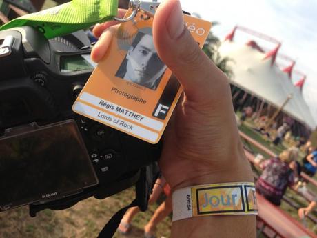 Dans la peau.. d’un photographe de concerts (accréditation, matériel et réglages) L'accréditation pour le paléo et le bracelet pour l'accès à la fosse