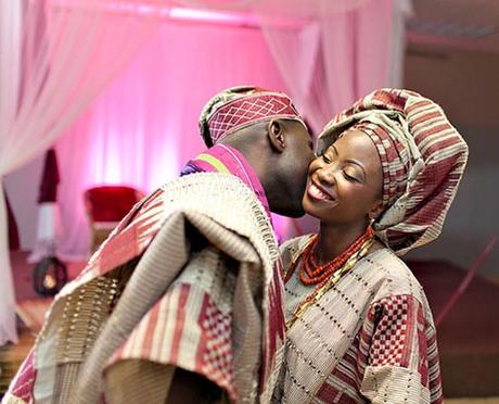mariage – un couple en vêtement de mariage traditionnel Africain