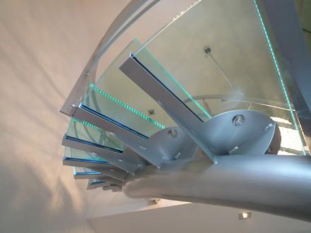 Quand le verre rencontre le métal: l’escalier devient sculpture Escalier Design Metal et verre
