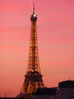 Boire un apéro (en admirant un coucher de soleil sur la Tour Eiffel)