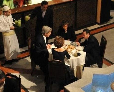 Cosy: Cette photographie étonnante montre le secrétaire d'Etat américain John Kerry et sa femme ayant un dîner intime avec le dictateur syrien Bashar al-Assad et son épouse en 2009