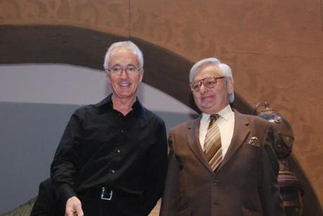Anthony Daniels et Roger Carel, sur la scène du Grand Rex à Paris, lors de la convention officielle des 30 ans de Star Wars, organisée par le Lucasfilm Magazine