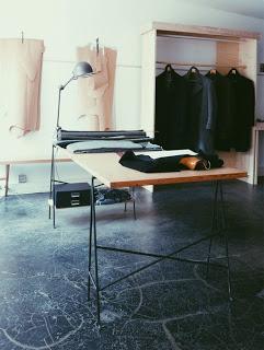 manteau années 40 elegance de la revolte atelier made in town vanesas lekpa manteau années 40 elegance de la revolte lieu expsoition made in town galerie luxe art