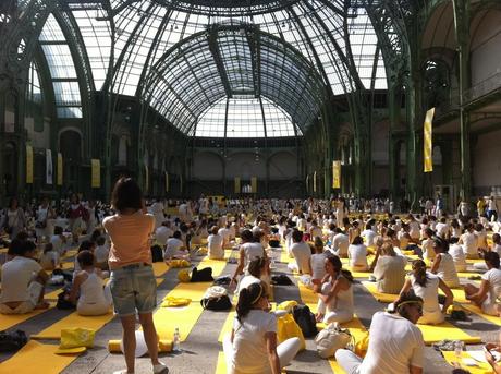Lolë White tour au grand palais: faire du yoga avec 4 000 personnes