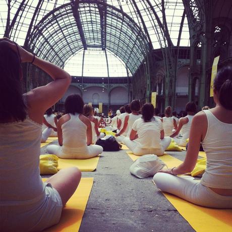 Lolë White tour au grand palais: faire du yoga avec 4 000 personnes