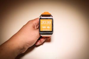 High-Tech : IFA 2013 dévoile le futur! Samsung Galaxy Gear montre intelligente reliée sans fil à son téléphone pour pouvoir lire directement ses mails ou ses SMS depuis sa montre.