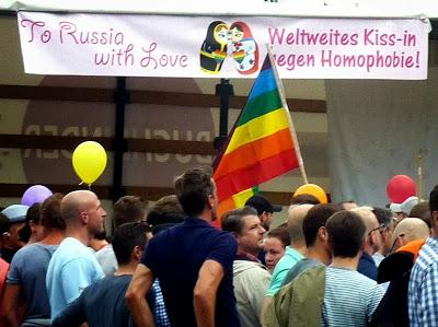 Kiss-in munichois contre l'homophobie en Russie. To Russia with love.