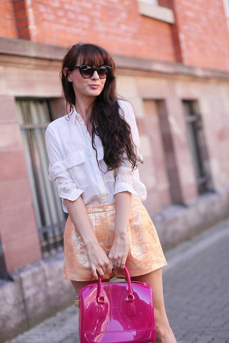 short look dore Gold short and white shirt