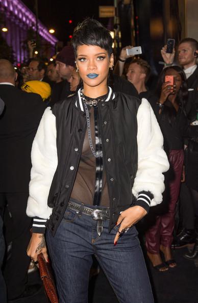 Rihanna : maquillée avec un rouge à lèvres bleu pour présenter la nouvelle collection de River Island