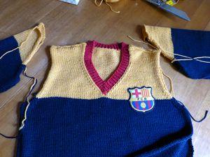 Pull aux couleurs du FC Barcelone (7 ans) P1110380