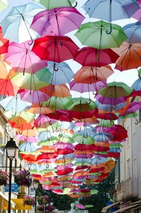 rue parapluie colorés
