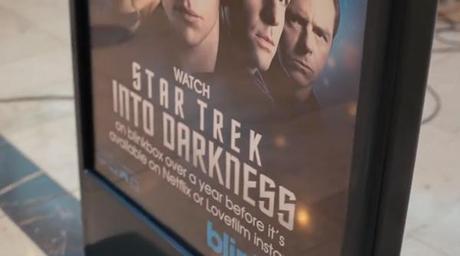 Un illusionniste piège des inconnus avec une cabine Star Trek de téléportation star-trek-teleportation-stuns-shoppers00