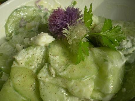 Salade de concombre au yaourt et fleur de ciboulette