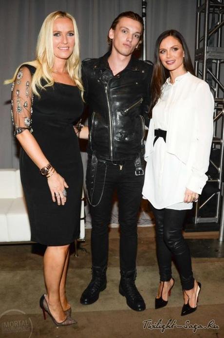 Jamie & Ashley à la Fashion Week de New York . Jamie &; Ashley à la Fashion Week de New York .