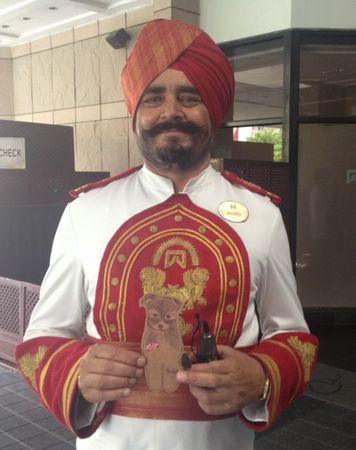 Ginger en vadrouille! Ginger_n_est_pas_trop_rassur_e_dans_les_bras_du_concierge_de_l_h_tel_ITC_Maurya_de_New_Delhi