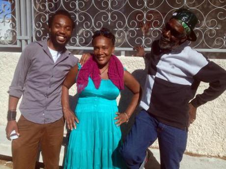 Raconte-moi ta culture L'étoile montante du reggae sud-africain Jahnett Tafari (à gauche) en compagnie de Jean (au centre) et du jamaïcain Putus Roots