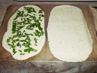 Naan au fromage, à la coriandre et à l'ail Naan au fromage, à la coriandre et à l'ail