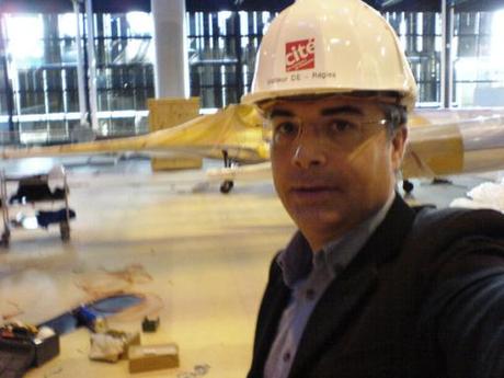 Patrice Girod en visite de chantier de Star Wars l'Expo à la Cité des Sciences de Paris, en 2005. En arrière plan l'installation du Chasseur Naboo. Photo © Patrice Girod