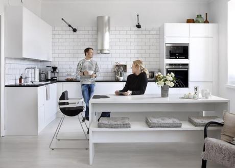< Un joli appartement blanc et noir  à Helsinki >